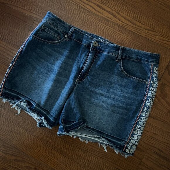 Terra & Sky Women's Plus Size Embroidered Denim Jean Short Size 18W Boho Summer - Picture 3 of 14
